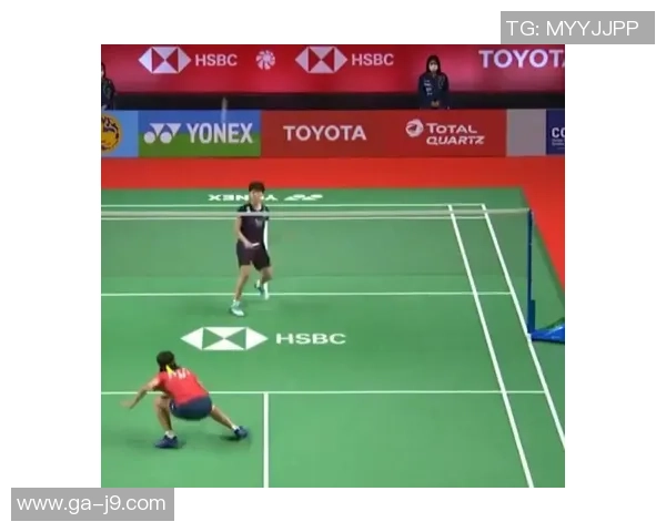 白叟篮球场打羽毛球！小伙劝止却遭打骂，网友：不敢还手，直接躺地上